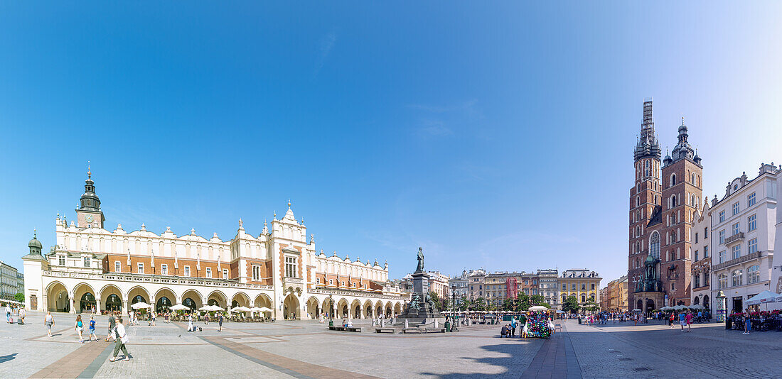 Rynek Glówny mit Tuchhallen (Sukienice) und Marienkirche (Kościół Mariacki) in der Altstadt von Kraków in Polen