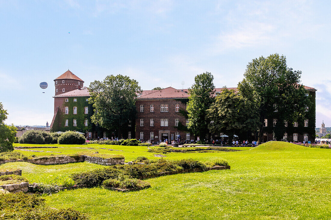 Ehemaliges Lazarett (Dawny szpital wojskowy) mit Ausstellungszentrum auf dem Wawel-Plateau (Wzgórze Wawelskie) und Heißluftballon in der Altstadt von Kraków in Polen