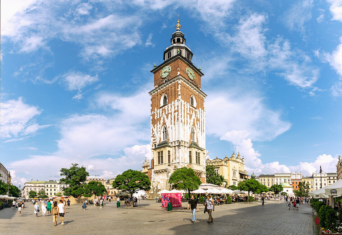 Rynek Glówny mit Rathausturm in der Altstadt von Kraków in Polen