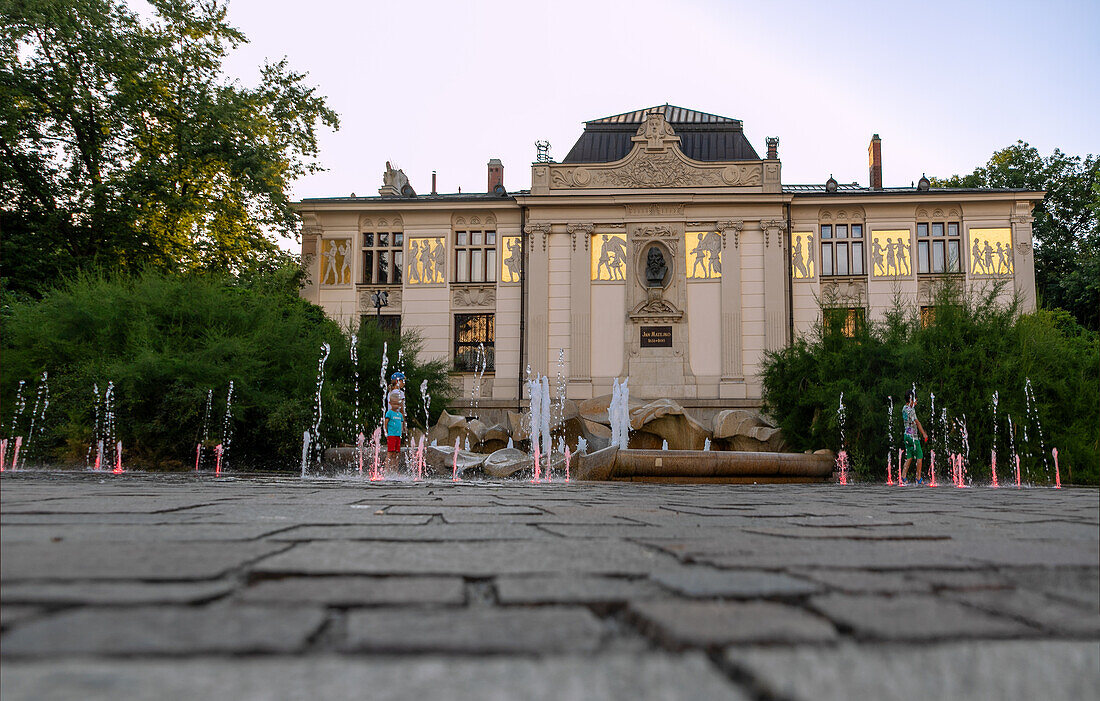 Plac Szczepański mit Kunstpalast (Palac Sztuki) und Springbrunnen in der Altstadt von Kraków in Polen