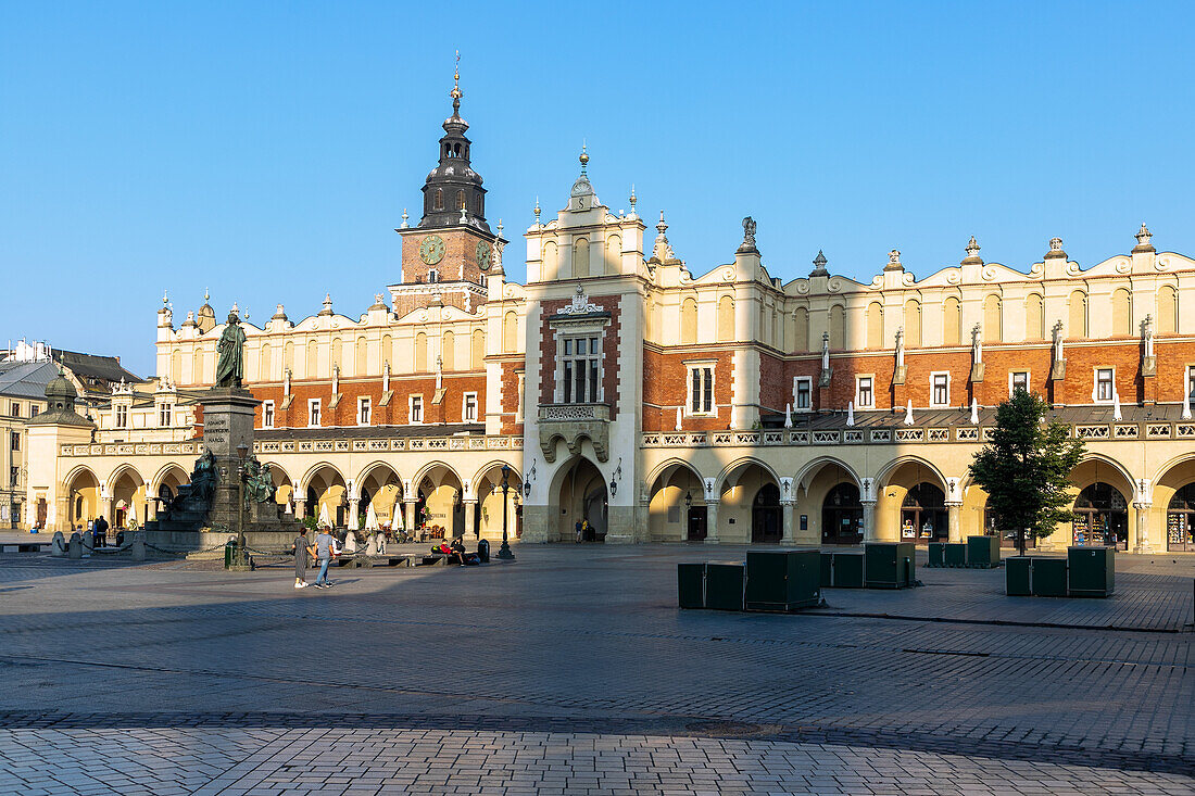 Rynek Glówny mit Tuchhallen (Sukienice) im Morgenlicht in der Altstadt von Kraków in Polen