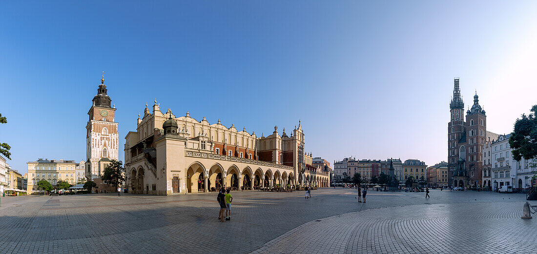 Rynek Glówny mit Tuchhallen (Sukienice), Rathausturm und Marienkirche  (Kościół Mariacki) im Morgenlicht in der Altstadt von Kraków in Polen