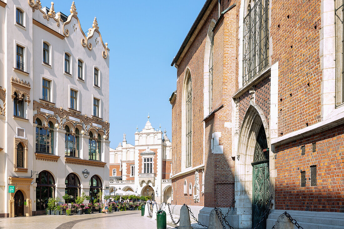 Plac Mariacki mit Südseite der Marienkirche (Kościół Mariacki), Hard Rock Café und Blick auf den Rynek Glówny mit Tuchhallen (Sukienice) in der Altstadt von Kraków in Polen