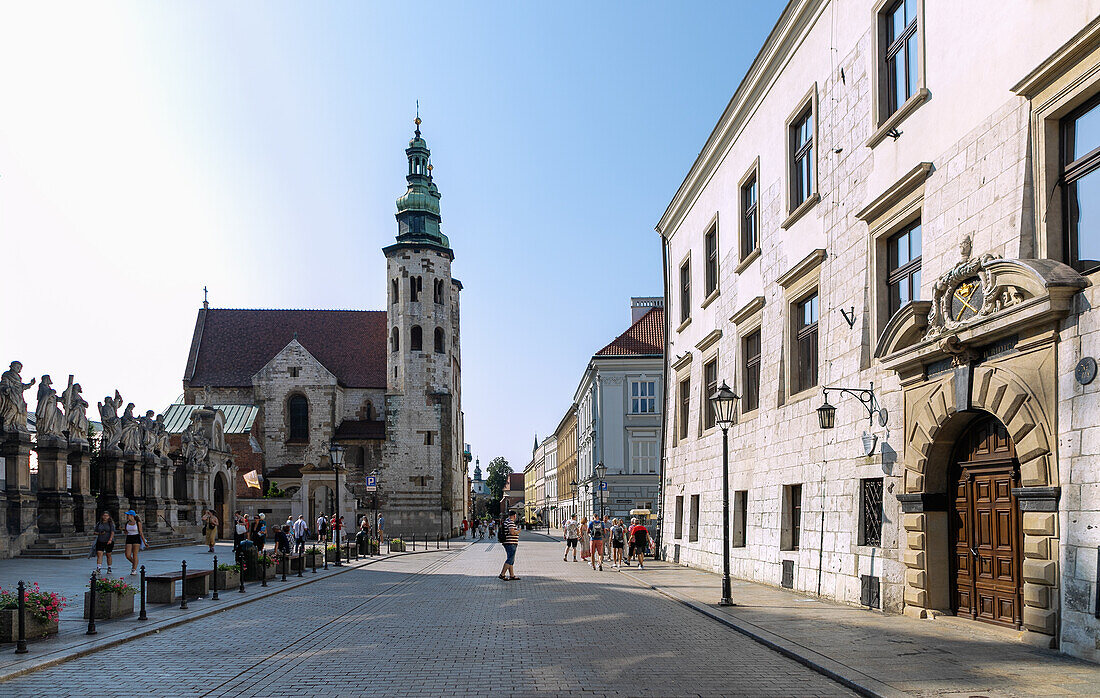 Straße Grodzka mit Statuen der zwölf Apostel der St.-Peter-und-Paul-Kirche (kościół św. Piotra i Pawła), St.-Andreas-Kirche (Kościół św. Andrzeja) und Palastbau des Collegium Iuridicum in der Altstadt von Kraków in Polen