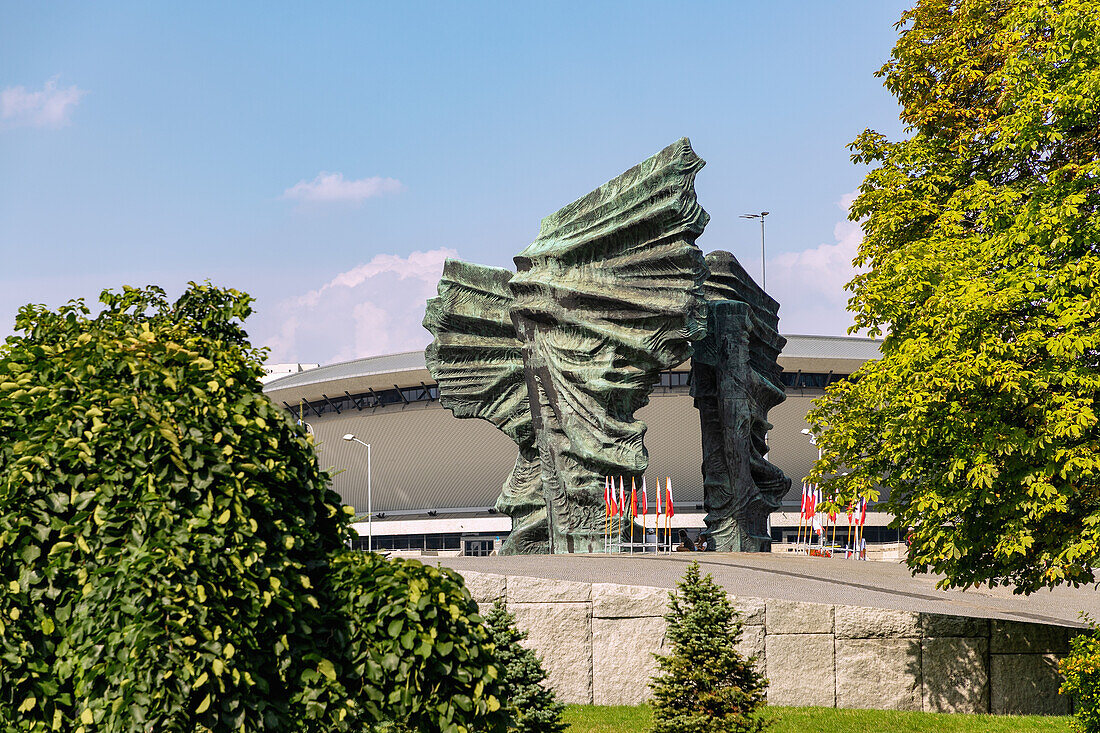 Denkmal der schlesischen Aufständischen (Pomnik Powstańców Śląskich) und Spodek an der Aleja Korfantego in Katowice in Oberschlesien in Polen