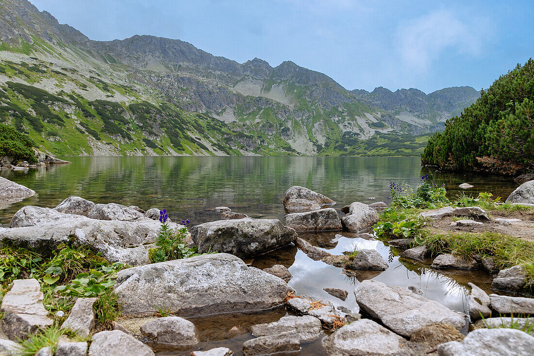 See Wielki Staw am Wanderweg Palenica Białczańska - Tal der Fünf Polnischen Teiche - Morskie Oko im Nationalpark Tatra (Tatrzański Park Narodowy) in Polen 