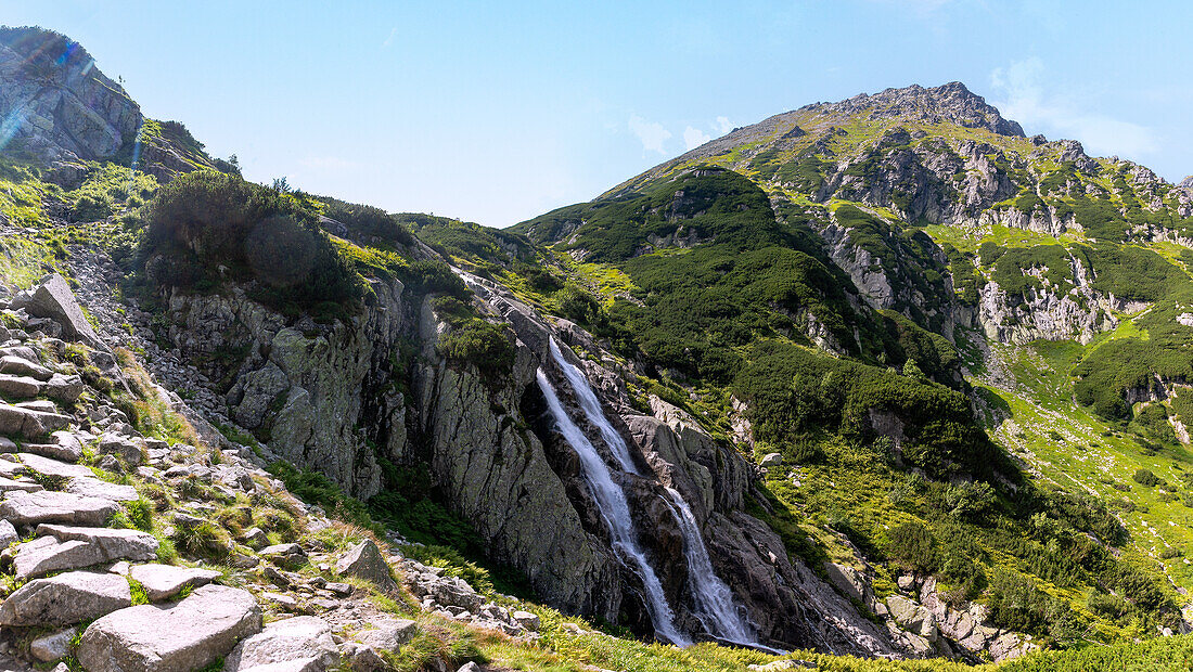 Wasserfall Wielka Siklava am Wanderweg zum Tal der Fünf Polnischen Teiche (Dolina Pięciu Stawów Polskich) und Morskie Oko im Nationalpark Tatra (Tatrzański Park Narodowy) in Polen 