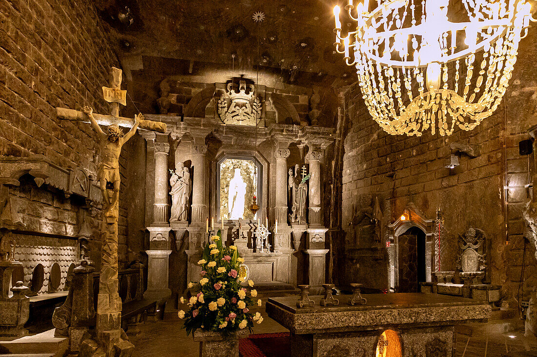 Altarraum in der Kapelle der Seligen Kinga (Kaplica św. Kinga) im Salzbergwerk Wieliczka in Wieliczka in Kleinpolen in Polen