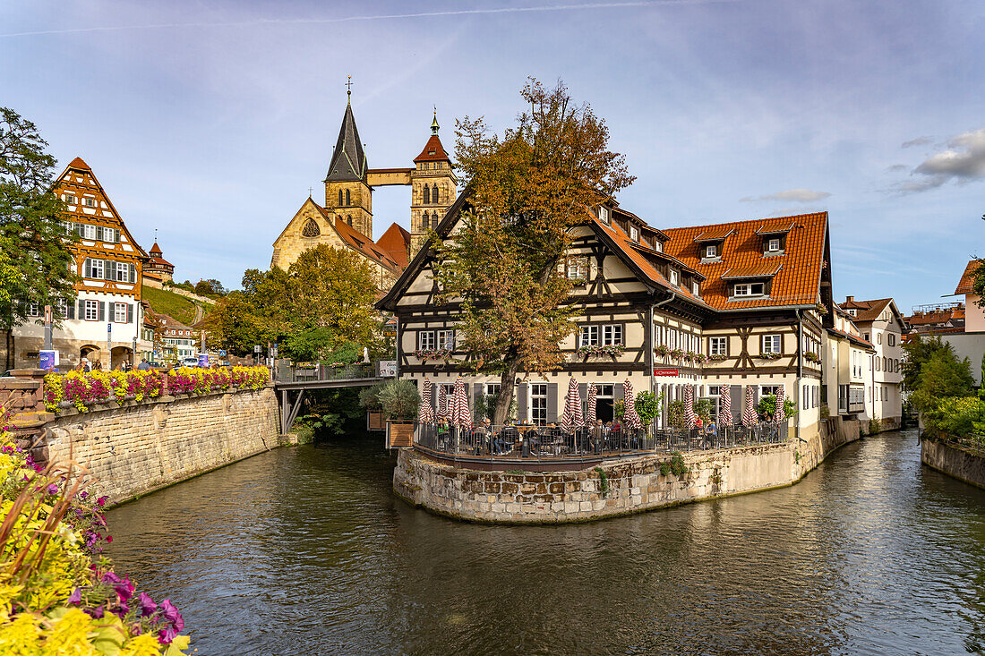 Blick von der Agnesbrücke auf den Roßneckarkanal, Fachwerkhaus mit gastronomie und die Stadtpfarrkirche St. Dionys in Esslingen am Neckar, Baden-Württemberg, Deutschland 