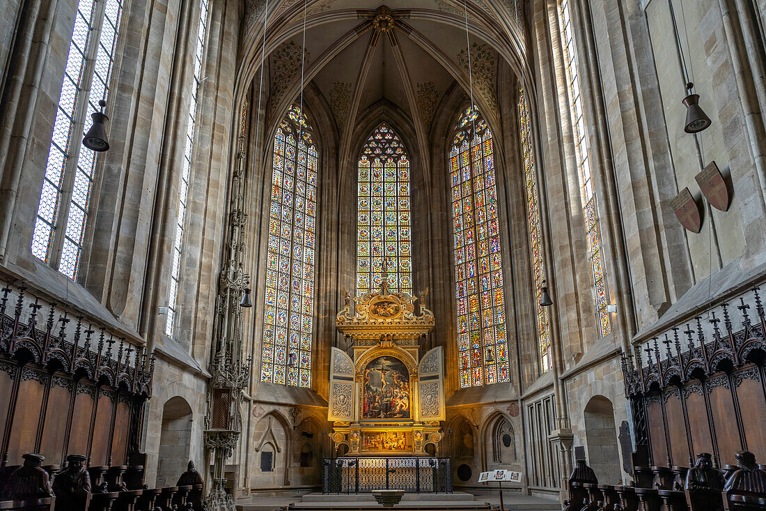 Altar im Innenraum der Stadtpfarrkirche St. Dionys in Esslingen am Neckar, Baden-Württemberg, Deutschland 