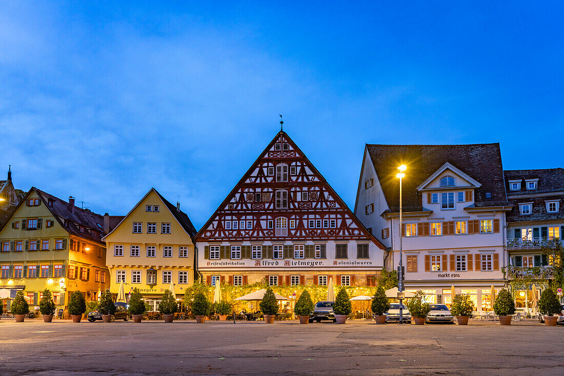 Marktplatz mit Fachwerkbau Kielmeyerhaus in der Abenddämmerung, Esslingen am Neckar, Baden-Württemberg, Deutschland  