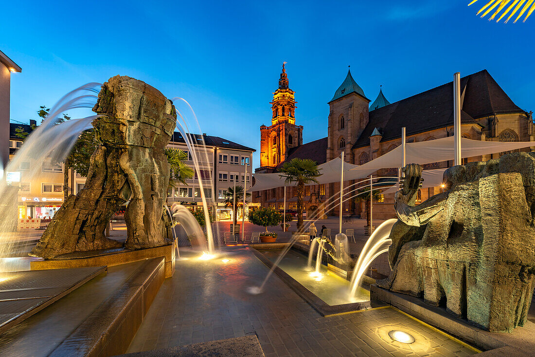 Die Kilianskirche und der Komödiantenbrunnen in der Abenddämmerung, Heilbronn, Baden-Württemberg, Deutschland     