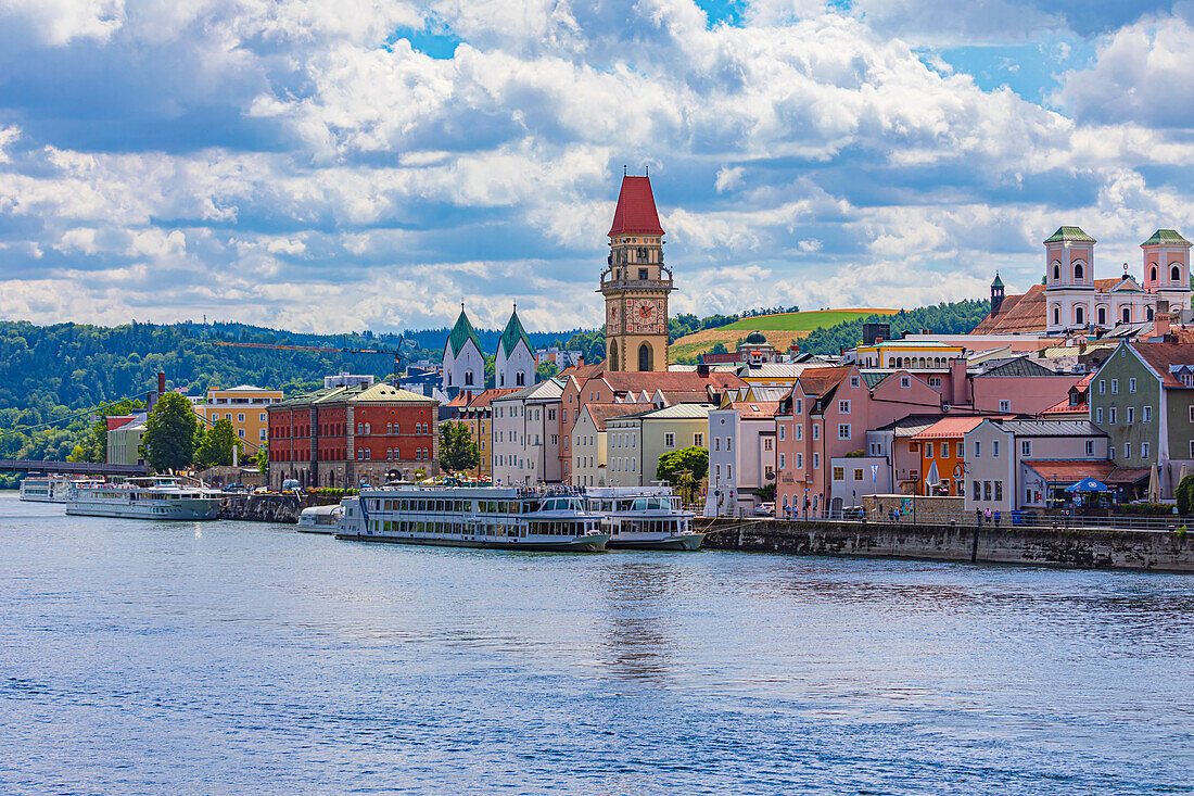 Schiffsanleger bei Fritz-Schäffer-Promenade am Donau in Passau, Bayern, Deutschland