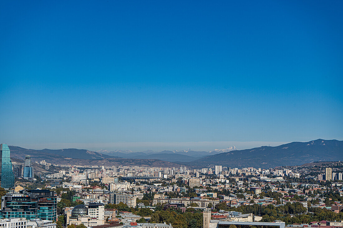 Blick auf die Stadt Tiflis und den Berg Kazbegi, Georgien, Europa