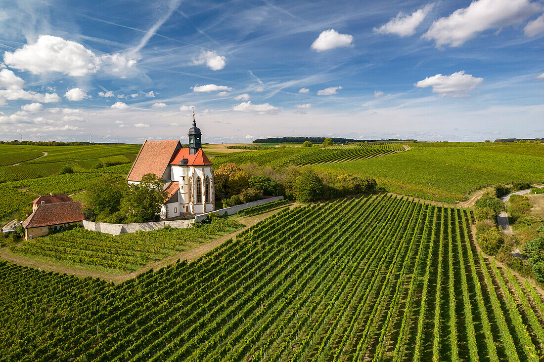 Die Wallfahrtskirche Maria im Weingarten und Weinberge bei Volkach aus der Luft gesehen, Unterfranken, Bayern, Deutschland 
