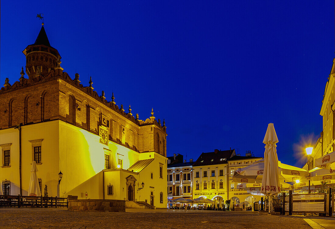 Rynek mit Rathaus (Ratusz) und Straßenrestaurants in Tarnów in der Wojewoschaft Malopolskie in Polen