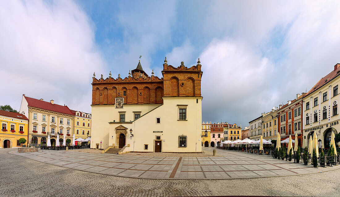 Rynek mit Rathaus (Ratusz) und Straßenrestaurants in Tarnów in der Wojewoschaft Malopolskie in Polen