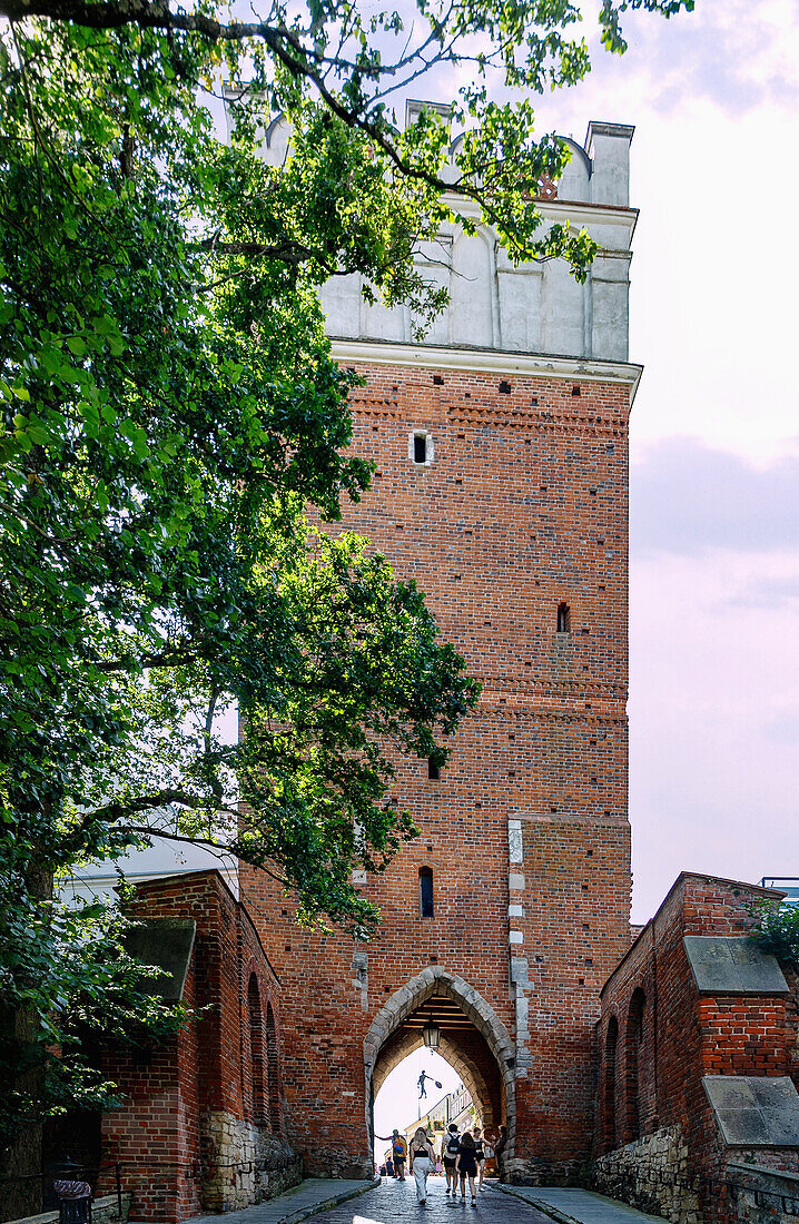 Opatów-Tor (Brama Opatowska) und Straße Opatowska in das historische Zentrum von Sandomierz in der Woiwodschaft Podkarpackie in Polen