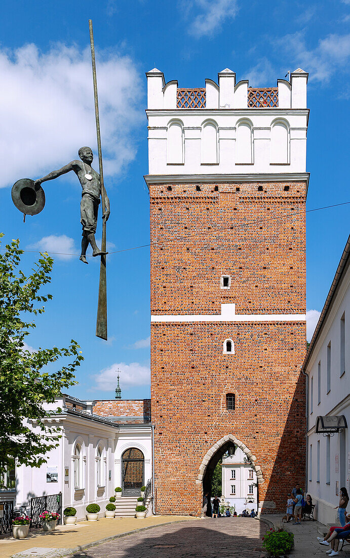 Opatów-Tor (Brama Opatowska), Skulptur eines Binnenschiffers und Straße Opatowska in Sandomierz in der Woiwodschaft Podkarpackie in Polen