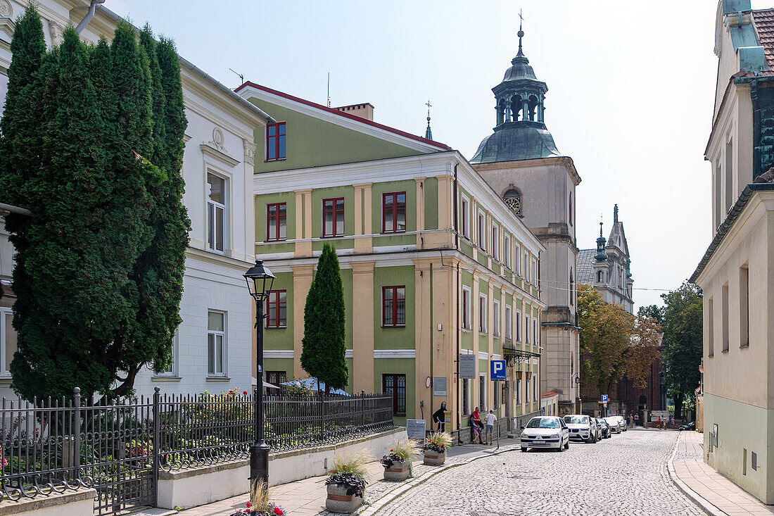 Straße Sokolnickiego, Bischofspalast, Theologisches Institut, historischer Glockenturm und Kathedrale in Sandomierz in der Woiwodschaft Podkarpackie in Polen