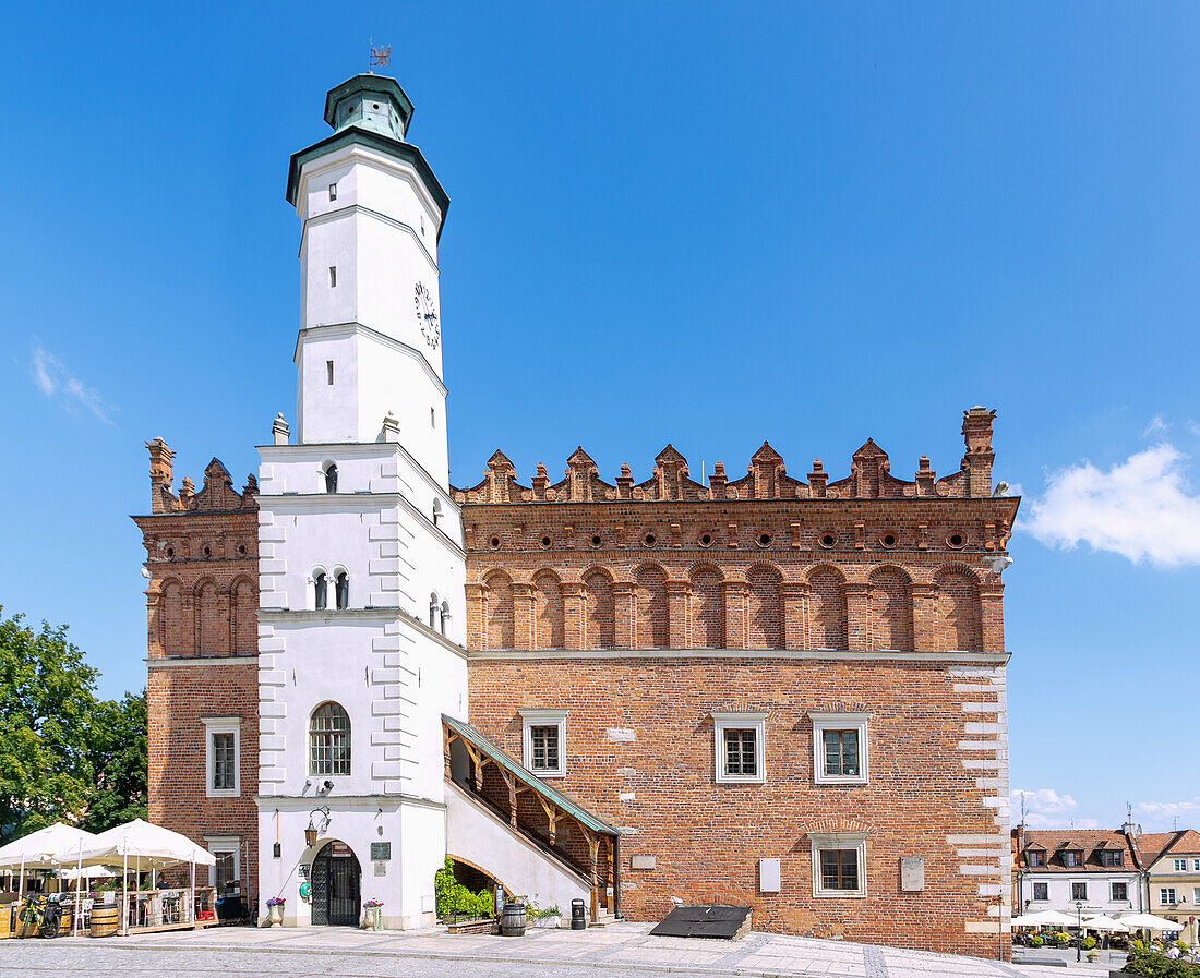 Rynek mit Rathaus (Ratusz) in Sandomierz in der Woiwodschaft Podkarpackie in Polen