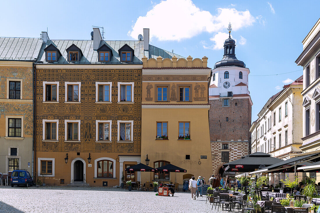Rynek Westseite, Bürgerhäuser mit Fassadenmalereien und Krakauer Tor (Brama Krakowska) in Lublin in der Wojewodschaft Lubelskie in Polen