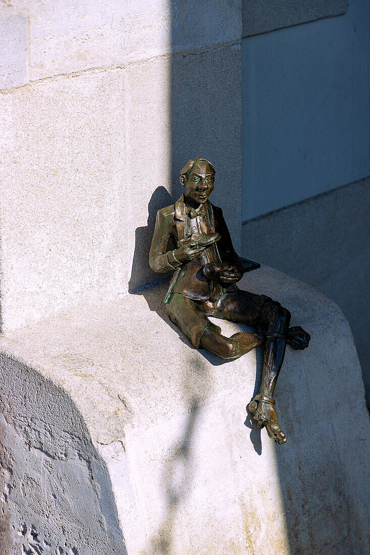 Bronzefigur im Stadttor Brama Szczebrzeska (Stettiner Tor) nach dem Gedicht "Szewczyk" -  Schuhmacher - des polnischen Dichters Bolesław Leśmian in Zamość in der Wojewodschaft Lubelskie in Polen