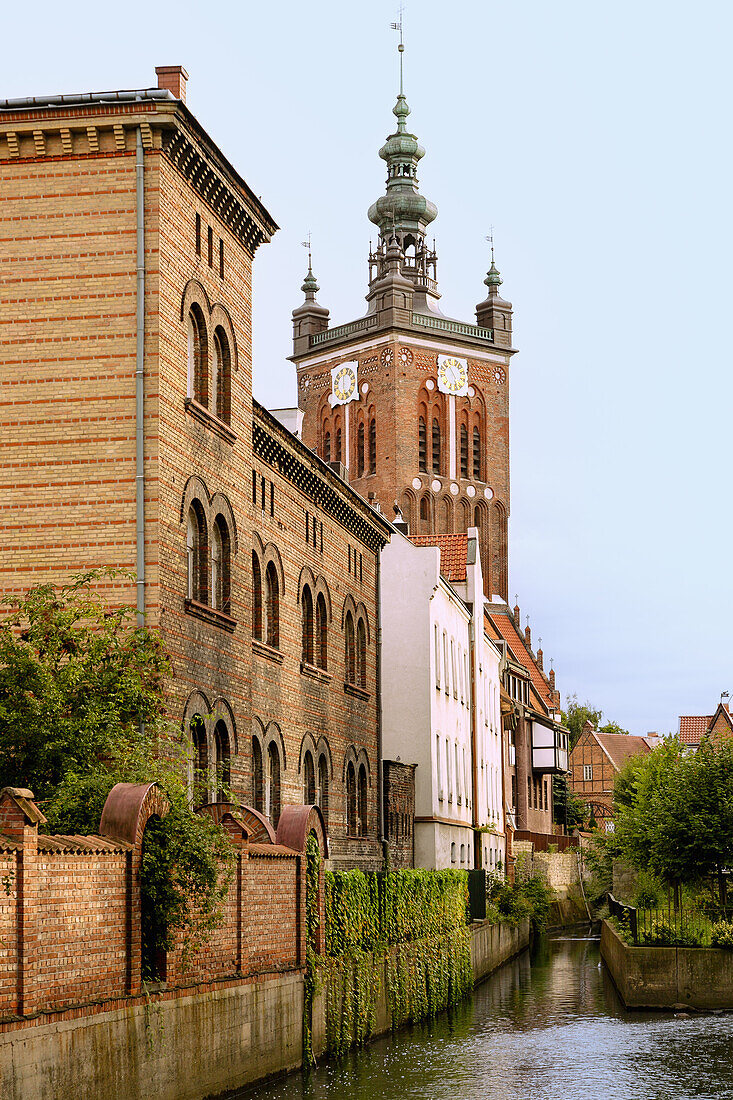 Katharinenkirche (Kościół św. Katarzyny) am Radaunekanal (Kanał Raduni) in Danzig (Gdańsk) in der Wojewodschaft Pomorskie in Polen