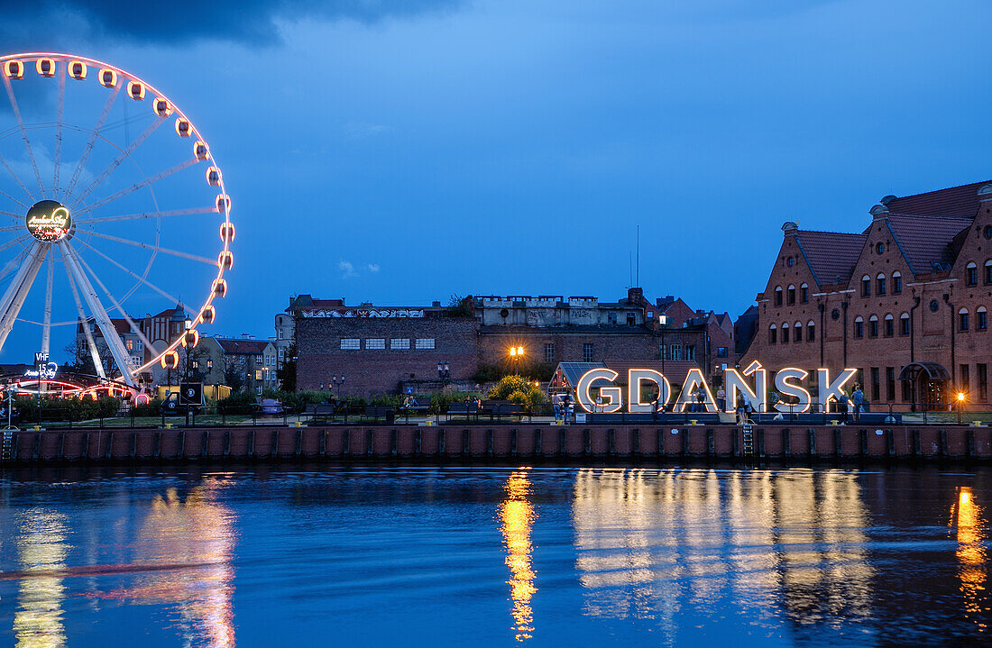 Insel Bleihof (Ołowianka), Mottlau (Motlawa), Riesenrad Amber Sky (Koło Widokowe), Polnische Baltische Philharmonie und Schriftzug Gdańsk in Danzig (Gdańsk) in der Wojewodschaft Pomorskie in Polen