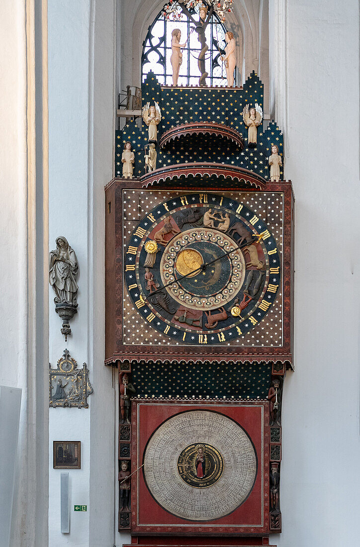 Astronomische Uhr im Innenraum der Marienkirche (Kościół Mariacki) in der Rechtstadt (Główne Miasto) in Danzig (Gdańsk) in der Wojewodschaft Pomorskie in Polen