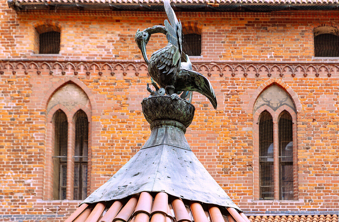 Burgbrunnen mit Pelikan in der Marienburg (Zamek w Malborku) in Malbork in der Wojewodschaft Pomorskie in Polen