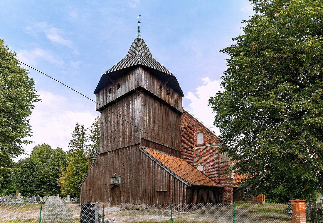 Holzkirche Kirche, Mariä Heimsuchung (Kościół Rzymskokatolicki pw. Nawiedzenia) in Błudowo (Błudowo) in den Masuren (Mazury) in der Wojewodschaft Warmińsko-Mazurskie in Polen