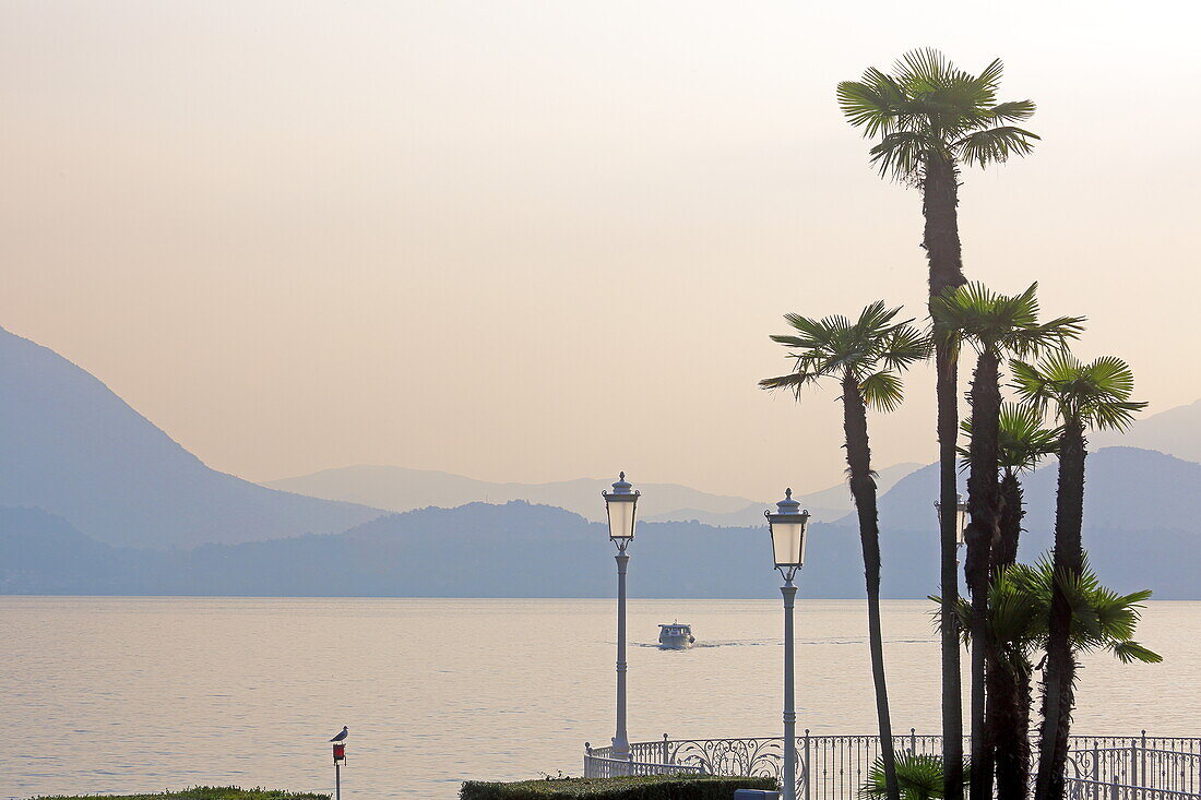 Strandpromenade in Stresa, Lago Maggiore, Piemont, Italien