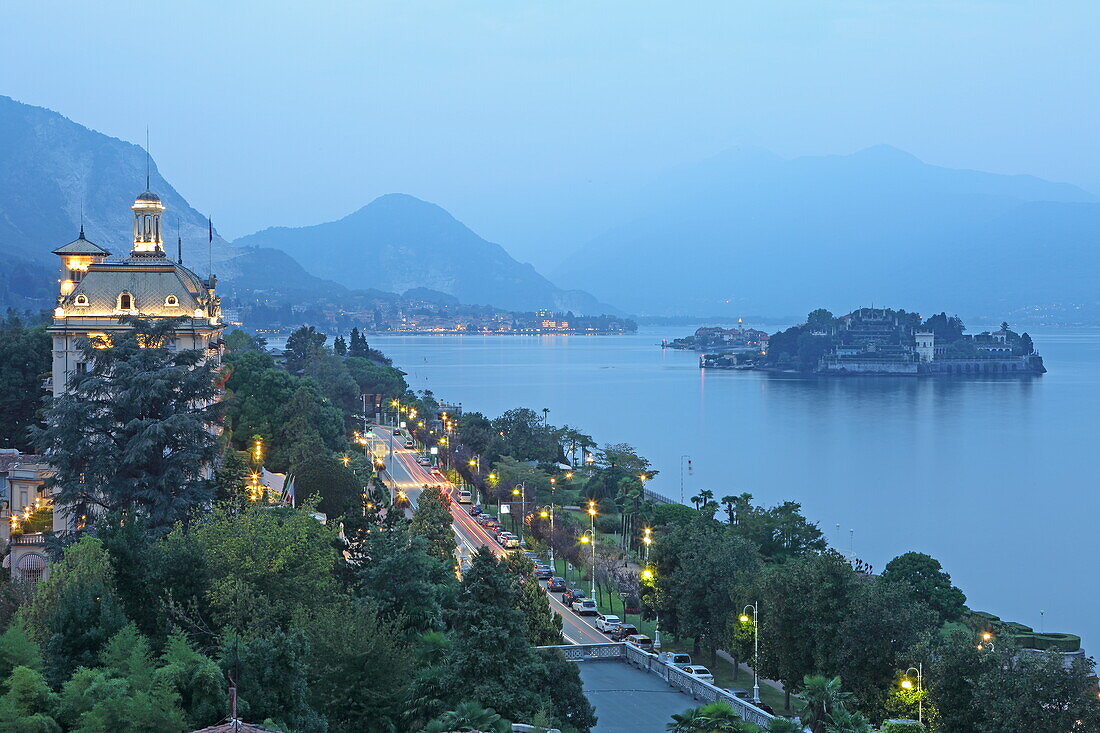 Blick von der Sky Bar eines Hotels in Stresa auf den Lago Maggiore mit der Isola Bella, Lago Maggiore, Piemont, Italien