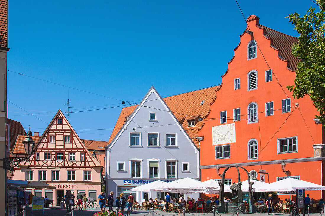 Nördlingen, Schrannenplatz im Zentrum, beliebter Treffpunkt, romantische Straße, Bayern, Deutschland