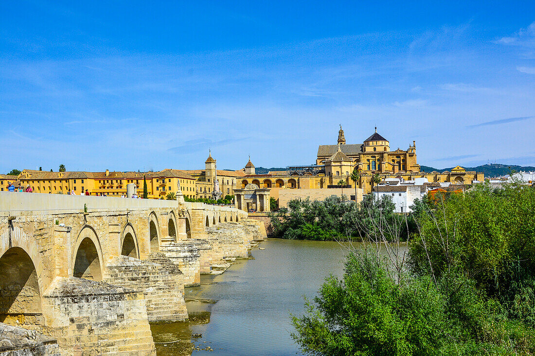 Cordoba, Andalusien, Mesquita, mit  römischer Brücke, über den Guadalquivir, Spanien