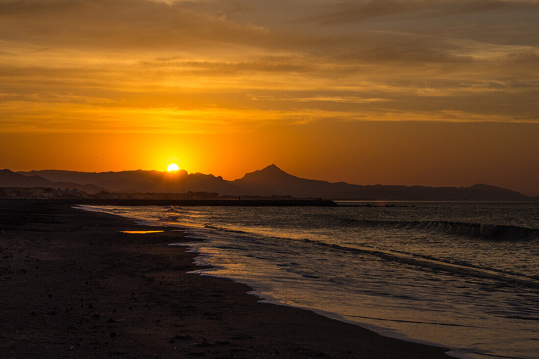 Sonnenuntergang in der Bucht von Valencia, an der Costa Blanca, Spanien