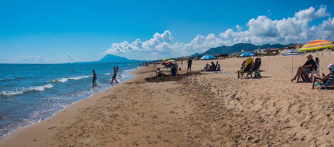 Dünenstrand von Oliva Nova, bei Denia, mit Montgo Massiv im Hintergrund, Costa Blanca, Spanien