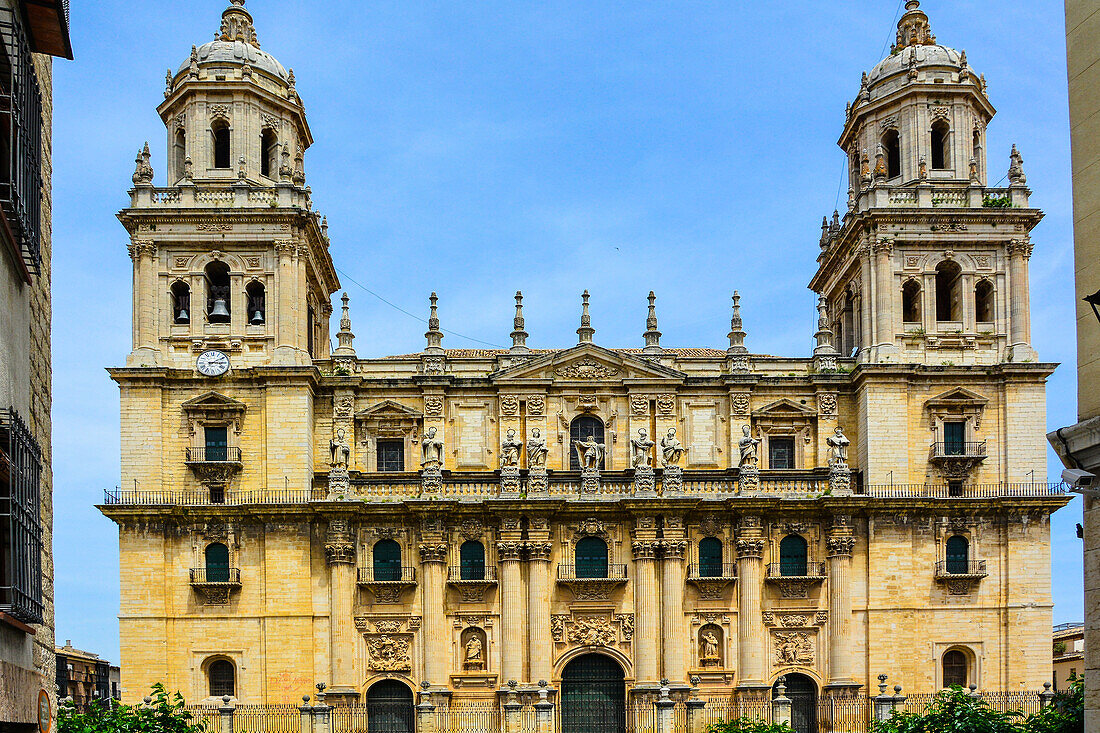 Jaen, Andalusien, Fassade der Kathedrale, mit reichem Figurenschmuck, und Verzierungen, Spanien