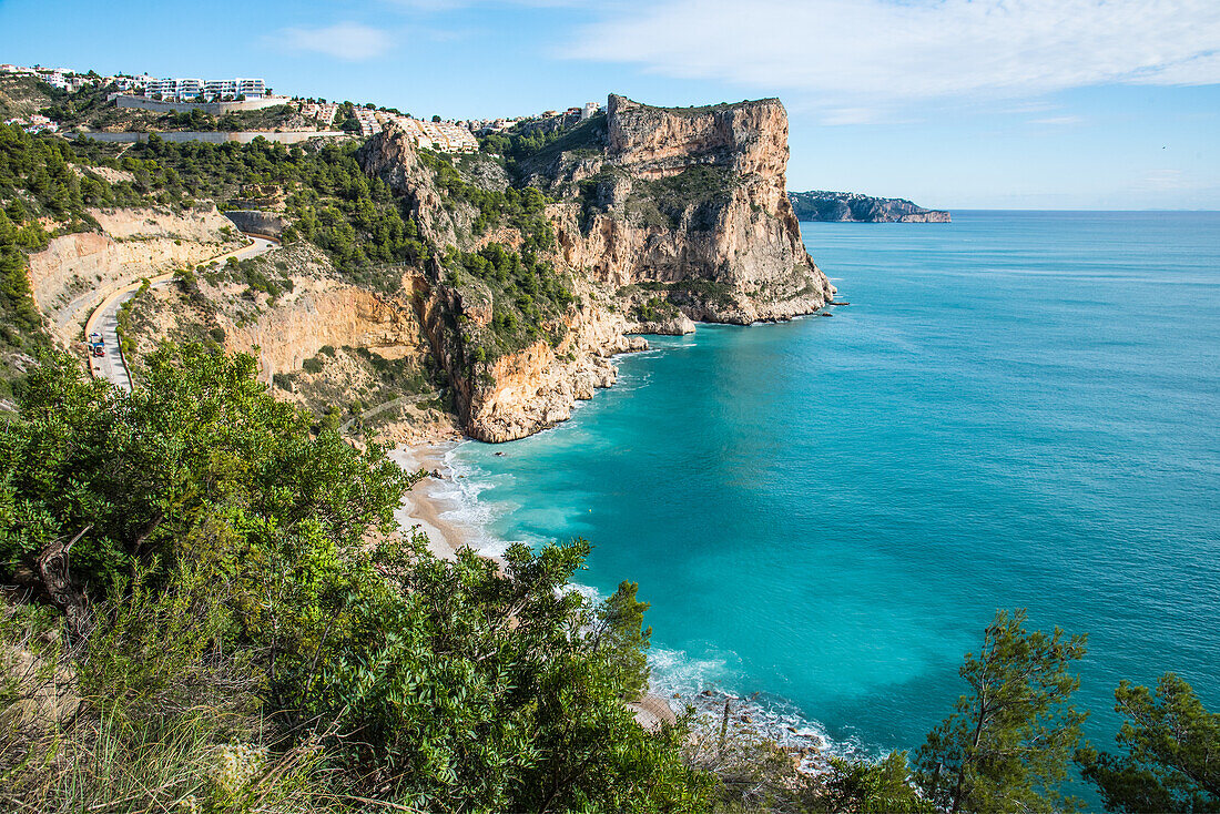 Steilküste am Cabo de Nao in der Bucht Cala Moraig, hier beginnt der 6 Kilometer Schmugglerweg, Spanien