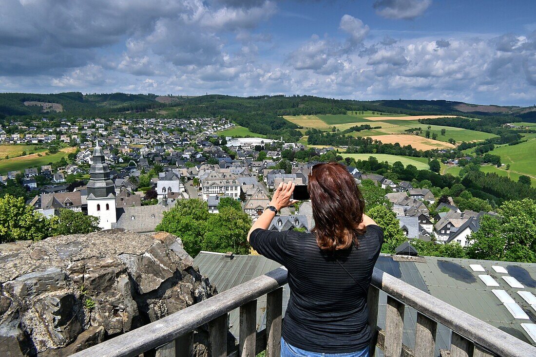 Blick von der Turmruine über Eversberg im nördlichen Sauerland, NRW, Deutschland