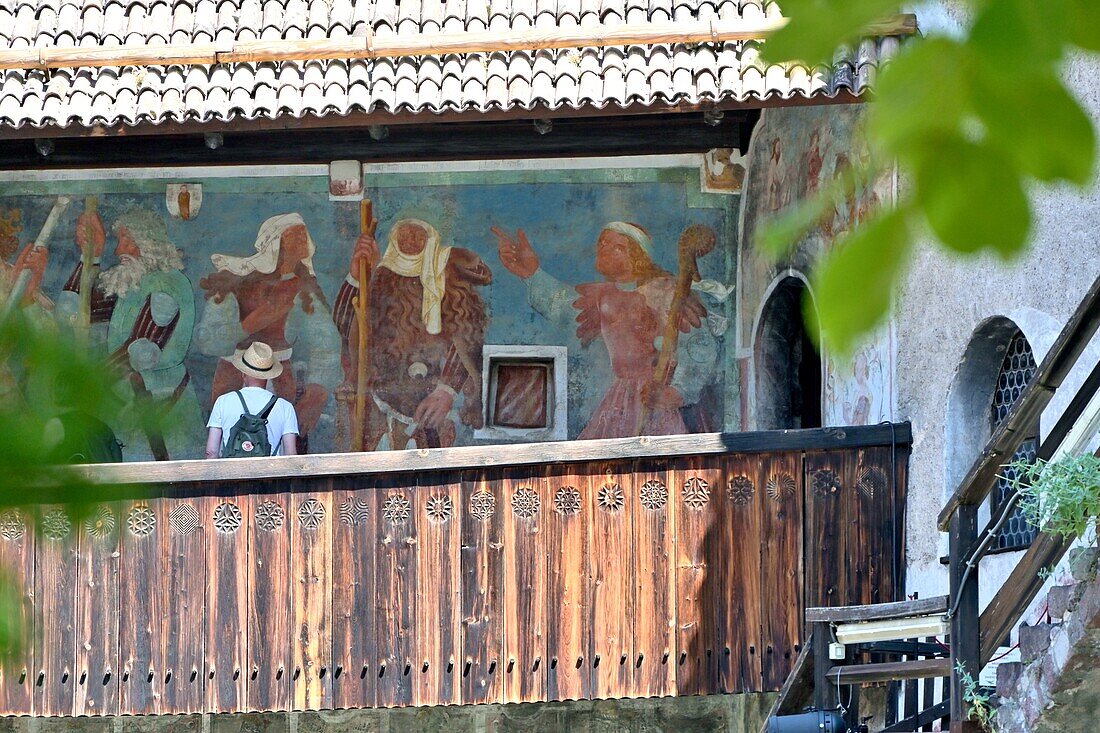 Tourist auf Balkon im Hof der Burg Runkelstein bei Bozen, Südtirol, Italien