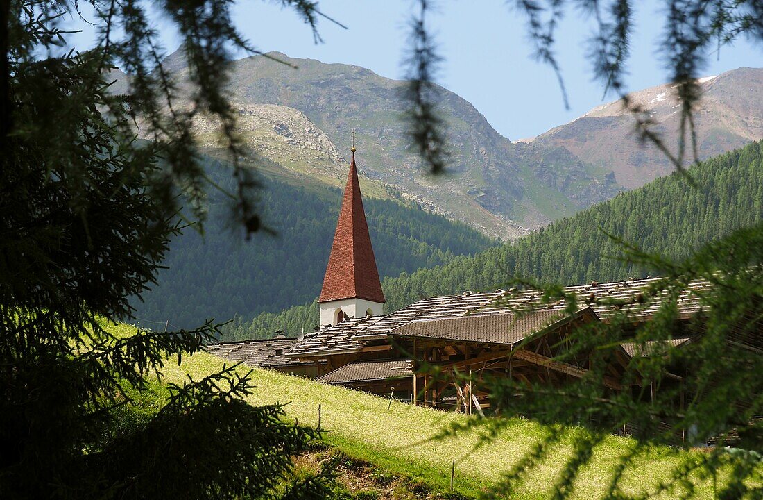 Wanderweg und Kirche bei St. Gertrude im oberen Ultental, Südtirol, Italien