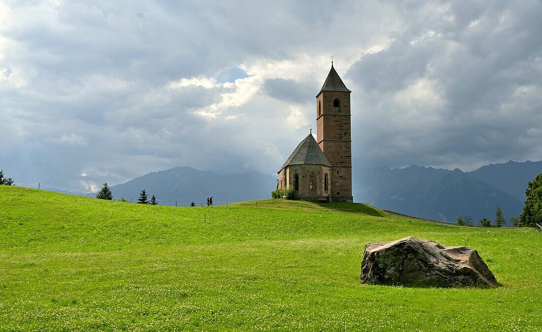 St. Kathrein Kirche bei Hafling über Meran, Etschtal, Südtirol, Italien