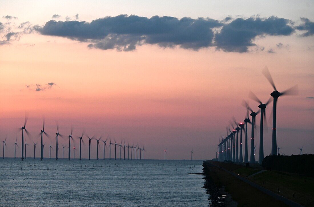 Windpark am Leuchtturm von Urk am Ijsselmeer, Niederlande