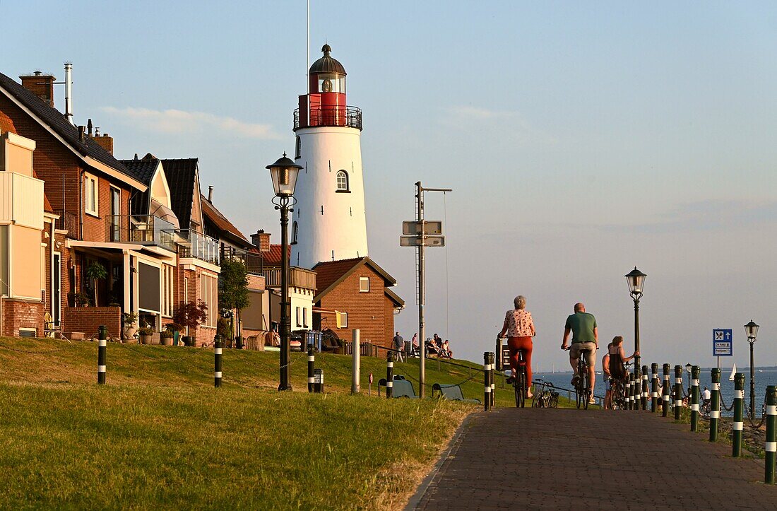 am Leuchtturm von Urk am Ijsselmeer, Niederlande
