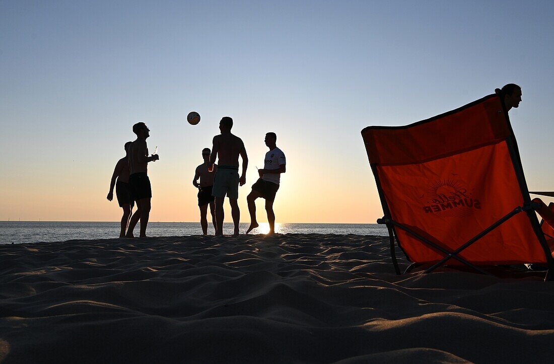 Menschen am Strand von Egmont aan Zee bei Alkmaar, Noord-Holland, Niederlande