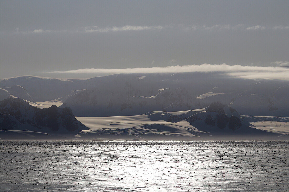 Antarktis; antarktische Halbinsel; Schnee bedeckte Gebirge