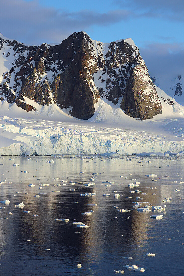 Antarktis; antarktische Halbinsel; Fahrt von Petermann Island Richtung Port Charcot; Gebirge und Gletscher in Küstennähe