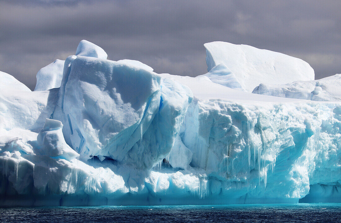 Antarktis; antarktische Halbinsel; Port Charcot; riesiger Eisberg treibt vor der Küste